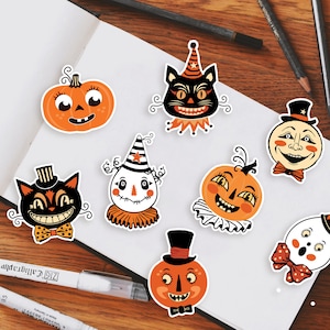 Peut inclure: Un ensemble de neuf autocollants sur le th&egrave;me d'Halloween repr&eacute;sentant divers personnages et citrouilles. Les autocollants sont imprim&eacute;s sur du papier blanc et ont un style vintage. Les personnages incluent un chat noir, une citrouille, un clown, un fant&ocirc;me et un homme avec un chapeau haut de forme.