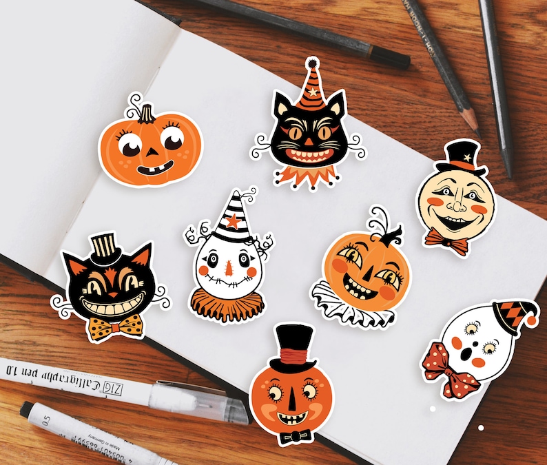 Peut inclure: Un ensemble de neuf autocollants sur le th&egrave;me d'Halloween repr&eacute;sentant divers personnages et citrouilles. Les autocollants sont imprim&eacute;s sur du papier blanc et ont un style vintage. Les personnages incluent un chat noir, une citrouille, un clown, un fant&ocirc;me et un homme avec un chapeau haut de forme.