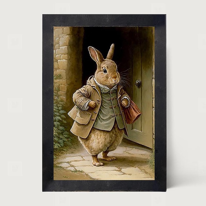 K&ouml;nnte beinhalten: Ein gerahmter Wandkunstdruck, der einen braunen Hasen zeigt, der aufrecht vor einer Holzt&uuml;r steht. Der Hase tr&auml;gt eine beige Jacke &uuml;ber einer gr&uuml;nen Weste und tr&auml;gt eine kleine rote Tasche. Die Szene spielt vor einer Steinmauer mit gr&uuml;nem Laub.
