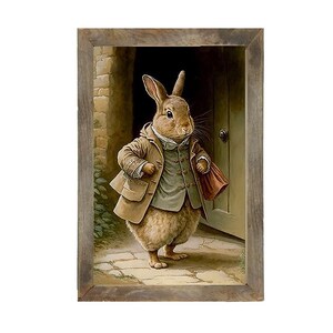 K&ouml;nnte beinhalten: Ein gerahmter Kunstdruck, der einen braunen Hasen auf einem Steinweg zeigt. Der Hase tr&auml;gt eine beige Jacke &uuml;ber einer gr&uuml;nen Weste und h&auml;lt eine kleine rote Tasche. Er steht vor einer Holzt&uuml;r, die in eine Ziegelmauer eingelassen ist.
