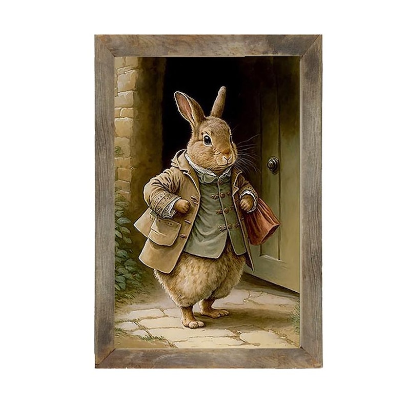 K&ouml;nnte beinhalten: Ein gerahmter Kunstdruck, der einen braunen Hasen auf einem Steinweg zeigt. Der Hase tr&auml;gt eine beige Jacke &uuml;ber einer gr&uuml;nen Weste und h&auml;lt eine kleine rote Tasche. Er steht vor einer Holzt&uuml;r, die in eine Ziegelmauer eingelassen ist.