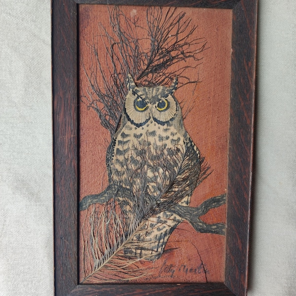 Collage techniques mixtes hibou des années 1970 sur bois encadré 12,25 x 7,25 po, tissu plumes signé par l'artiste