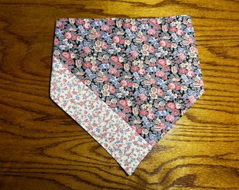 Bandana matelassé floral pour chien avec boutons-pression, pièces Elysse