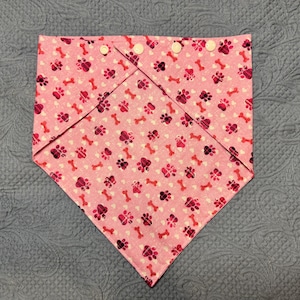 Pink Paws and Bones hondenbandana met drukknopen, Elysses Pieces