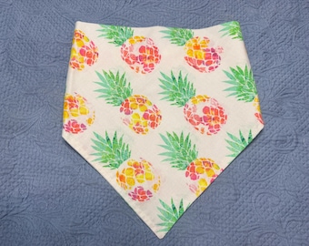 ミディアムサイズ（首回り16～20インチ）パイナップル柄犬用バンダナ（スナップボタン付き）、Elysses Pieces製