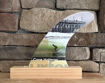 Hatteras Hollows - OBX, Outer Banks, Hawaï, surf, Tiki, surfeur, art du surf, décoration de plage, décoration côtière - collage d'ailerons de planche de surf (8 pouces)