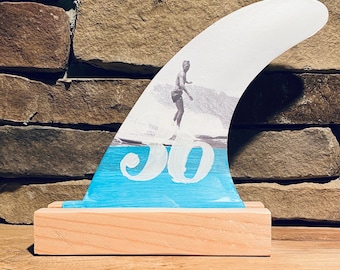 1936 - Hawaï, tiki, hula, surf, aileron de planche de surf, surfeur, surf art, Waikiki, décoration de plage, fin art, décoration côtière - collage d'ailerons de planche de surf