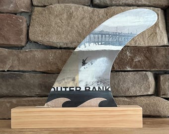 Air Hatteras - OBX, Outer Banks, Hawaï, surf, Tiki, surfeur, Surf Art, décoration de plage, décoration côtière - collage d'ailerons de planche de surf (8 pouces)