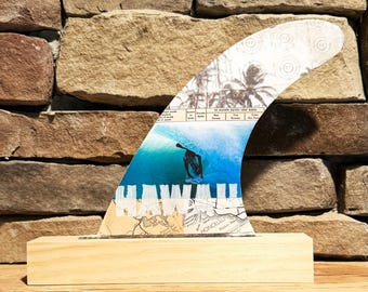 Hawai'i Hollows - Hawaï, surf, Tiki, surfeur, art du surf, Waikiki, décoration de plage, décoration côtière - collage d'ailerons de planche de surf HI (8 pouces)