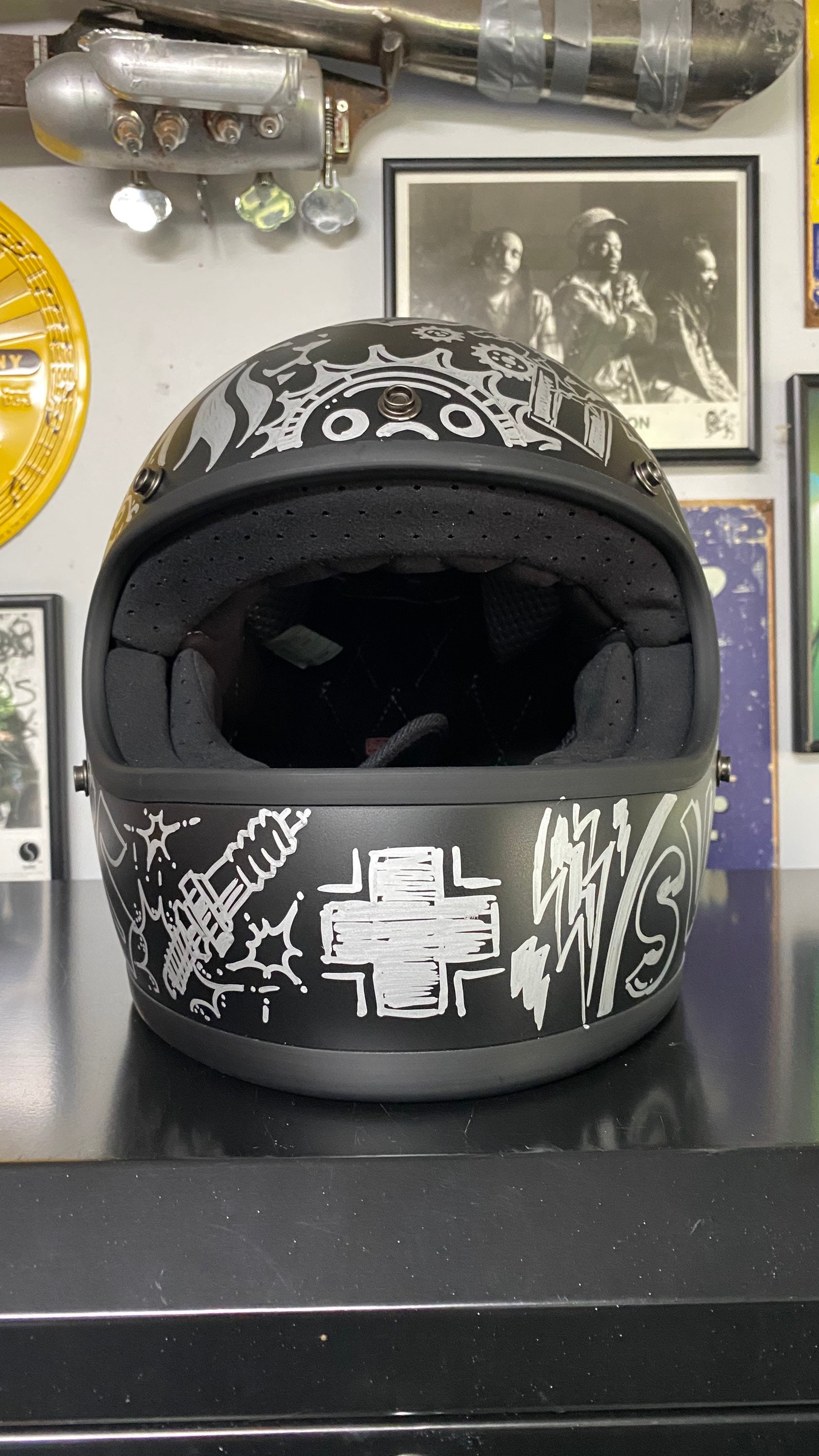 カスタムペイントされたオートバイ用ヘルメットのデザイン（ヘルメット