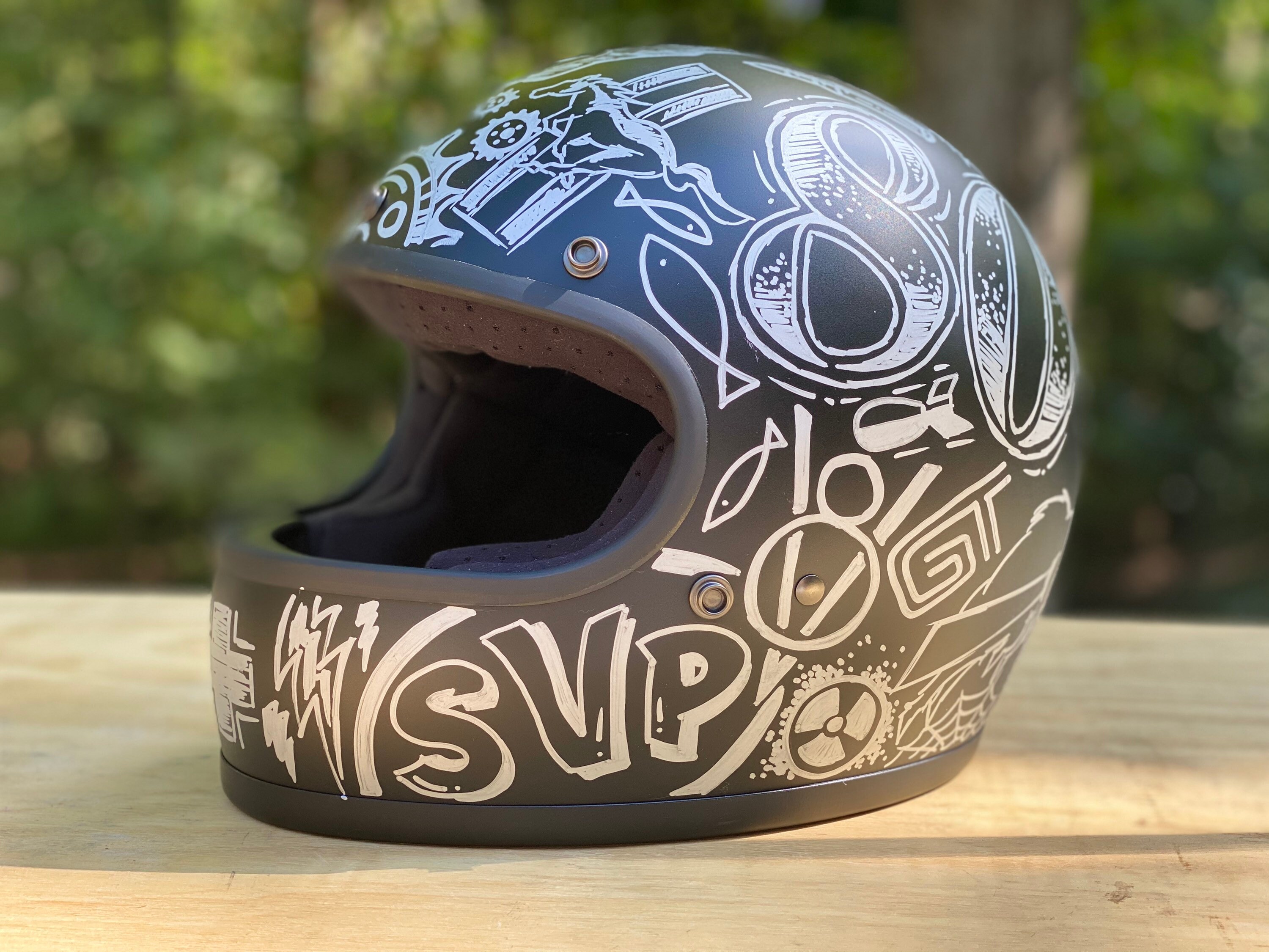 カスタムペイントされたオートバイ用ヘルメットのデザイン（ヘルメット