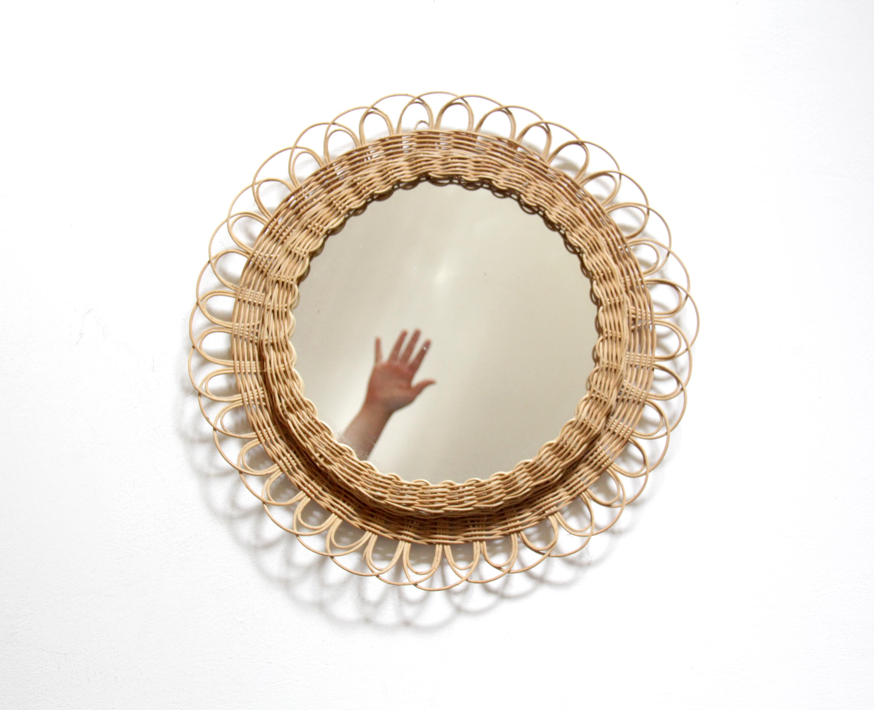 Vintage Round rattan mirror // mid century 60s rattan mirror // wicker sunburst mirror