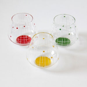 Bicchieri da cognac vintage colorati dipinti a mano // Bicchieri da bere // Set di tre bicchieri da bere colorati di metà secolo