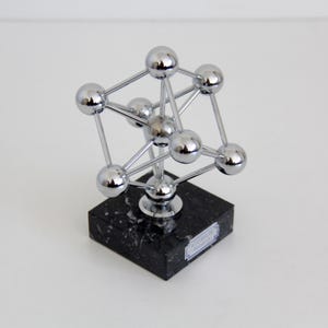Fermacarte vintage del 1958 raffigurante la struttura dell'Atomium, proveniente dall'Esposizione Universale di Bruxelles // Expo - André Waterkeyn, oggetto cromato con base in marmo