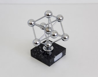 Pisapapeles vintage de 1958 de la estructura del Atomium de la Feria Mundial de Bruselas // Expo - André Waterkeyn Objeto cromado con base de mármol