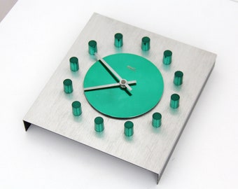 Horloge murale vintage à quartz électrique Mauthe ouest-allemande// Horloge en aluminium anodisé argenté et vert