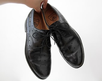 Vintage Schuhe // Schwarze gelochte Leder Schnürschuhe