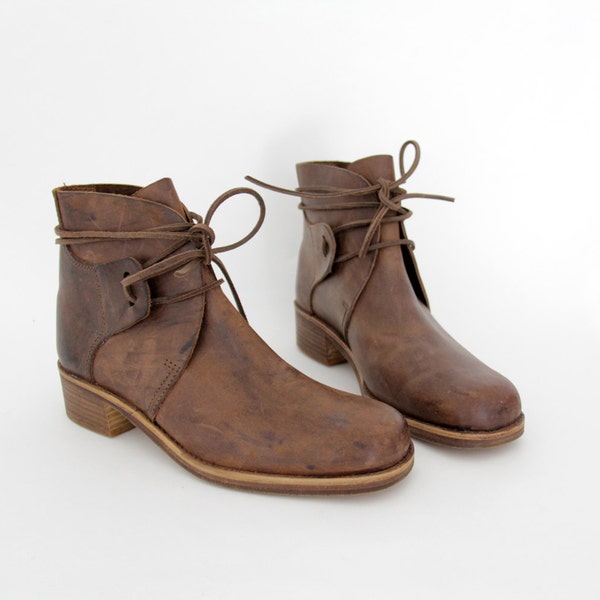 Vintage boots // NOS brown leather ankle boots