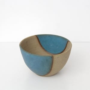 Tigela de cerâmica vintage de meados do século XX // Tigela de cerâmica de estúdio com esmalte misto em tons de cinza e azul