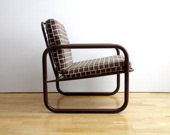Rare fauteuil lounge vintage en maille métallique, design italien des années 1970 avec rembourrage de la marque EMU//terrasse grillagée avec patio, café loft