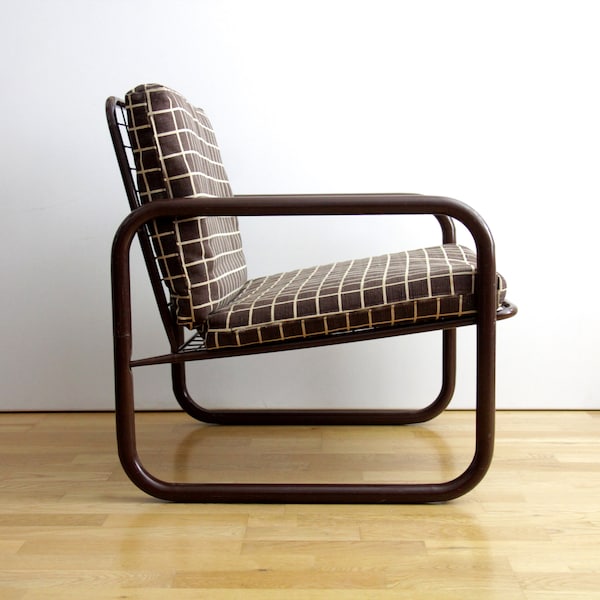 Rare fauteuil lounge vintage en maille métallique, design italien des années 1970 avec rembourrage de la marque EMU//terrasse grillagée avec patio, café loft