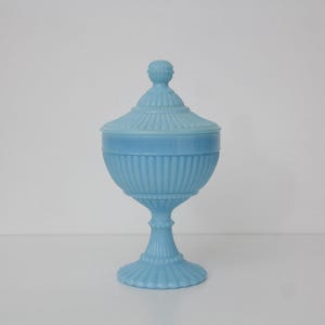 Bol con tapa y pie de cristal opalino azul francés vintage // Tarro de dulces turquesa