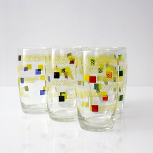 Bicchieri da bere vintage con motivo geometrico colorato // Set di sei bicchieri da bere di metà secolo // Bicchieri di vetro