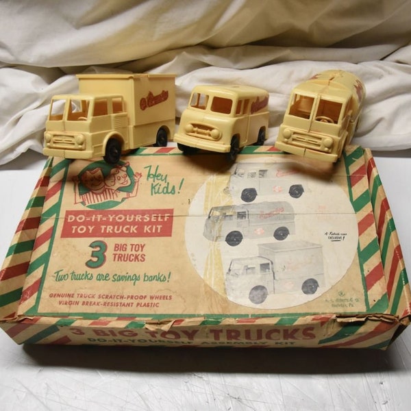 Vintage Roberts Plastics Emmadine Dairy farms plastic coin bank set with original box!