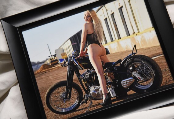 Naked темы Biker babes раздвинула ноги
