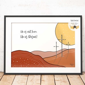 Könnte beinhalten: Ein digitaler, druckbarer Kunstdruck mit einem minimalistischen Design, das drei Kreuze vor einer gelben Sonne zeigt. Der Text "He is not here. He is Risen!" ist in schwarzer Kursivschrift geschrieben. Der Hintergrund ist eine stilisierte Landschaft mit braunen und rosafarbenen Hügeln.