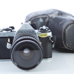 Câmera antiga Pentax ME. Câmera de filme Pentax. Câmera SLR Pentax. Lente Makinon 35 mm f2.8. Câmera de filme em funcionamento.
