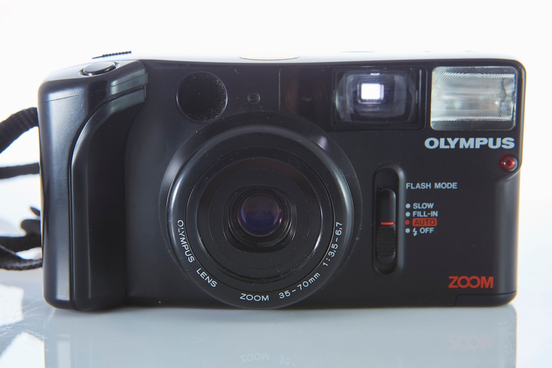 OLYMPUS オリンパス AZ-1       J-2 オリンパス、2.5型液晶を搭載するコンパクトデジカメ「AZ-1」