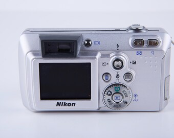 Nikon Coolpix 3700 ヴィンテージデジタルカメラ: 3MP、3倍光学ズーム