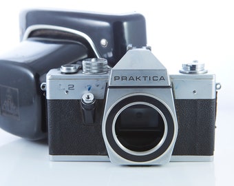 Praktica NovaフィルムカメラとCarl Zeiss Jena Tessar 50 mmレンズ