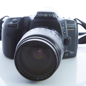 Film camera Minolta Dynax 500si Super. Lens Minolta Zoom 35-200mm. Working Film camera. Camera Minolta Dynax.