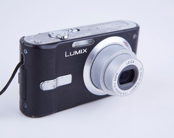 Panasonic Lumix DMC-FX12 Kompakt-Digitalkamera. Vintage Digitalkamera. Funktionierende Digitalkamera. Getestet. Point-and-Shoot-Kamera.