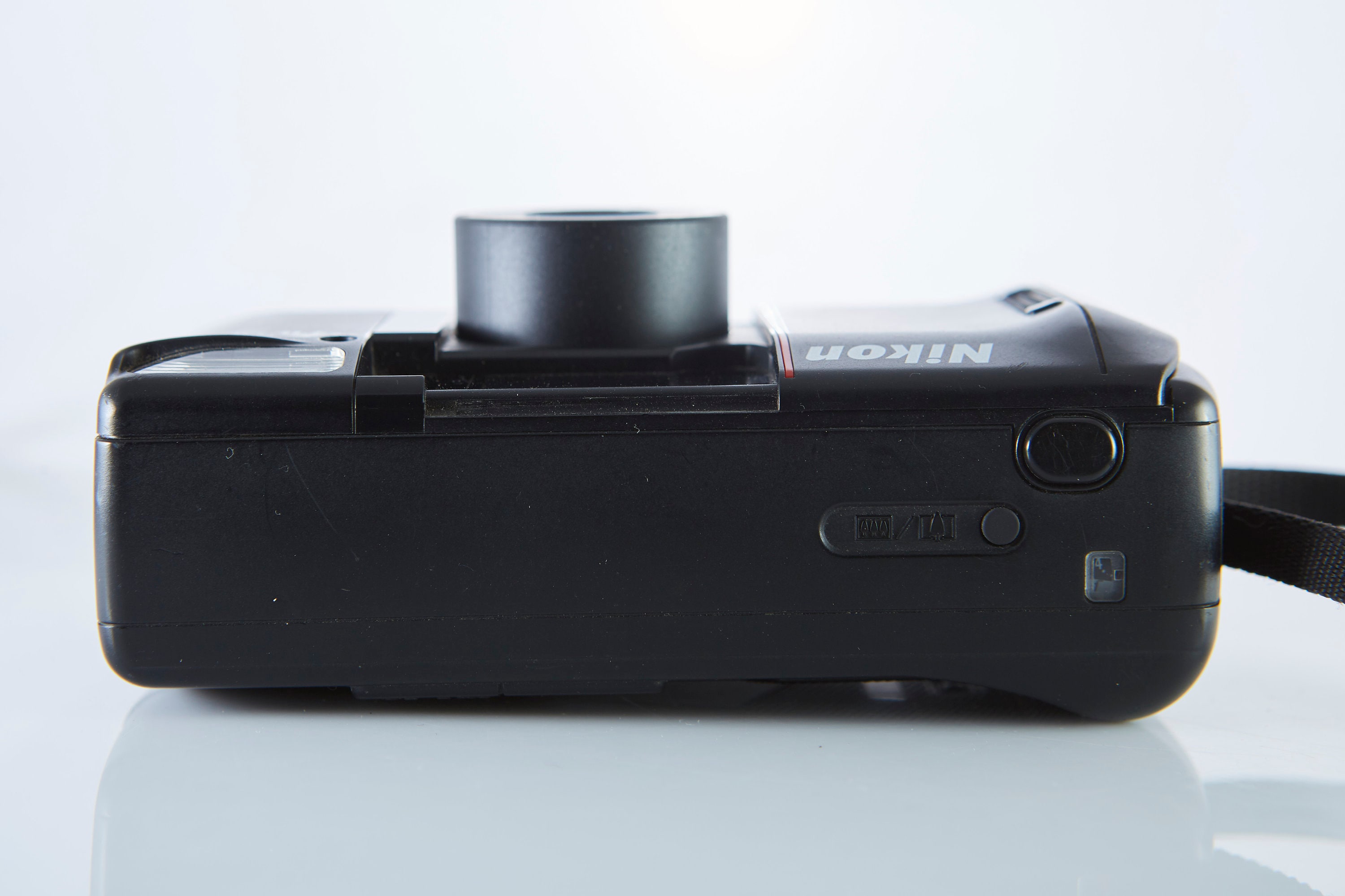 フィルムカメラ Nikon TW20 AF。35 mmフィルムカメラ Nikon