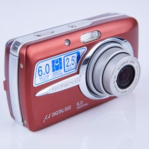 Olympus Mju Digital 600: cámara digital compacta de 6 MP con zoom óptico 3x, probada y en funcionamiento, en caja.