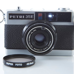 Film camera Petri 35E. Lens 1:2.8 f=40mm. Working Film camera. Compact camera.