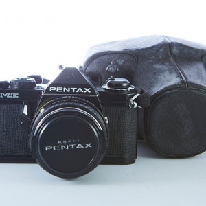 Câmera antiga Pentax ME. Câmera de filme Pentax. Câmera SLR Pentax. Lente Pentax 50 mm f1.7. Câmera de filme em funcionamento.