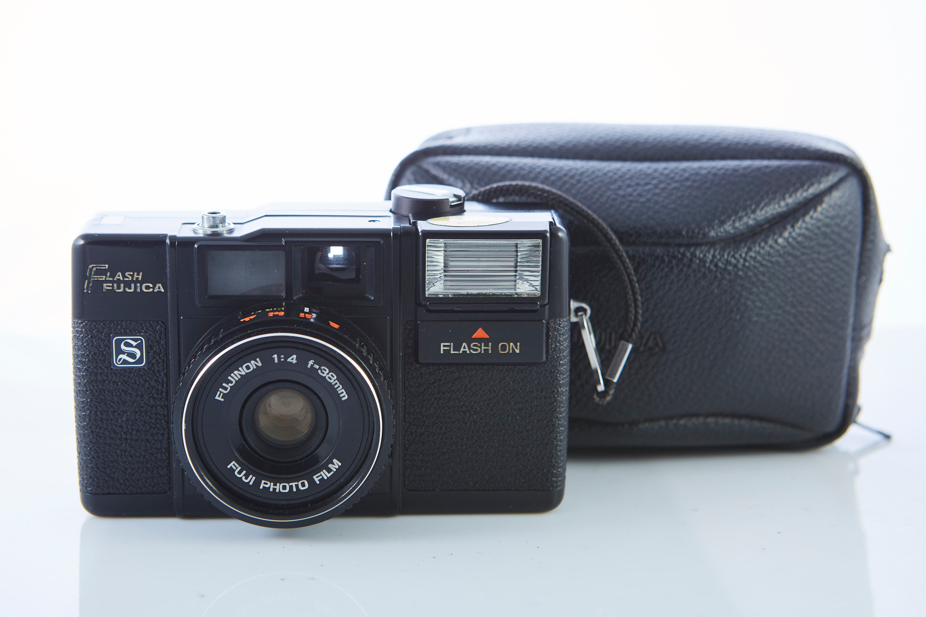 Appareil à photo noir argentique modèle ST605N de marque FUJICA japan