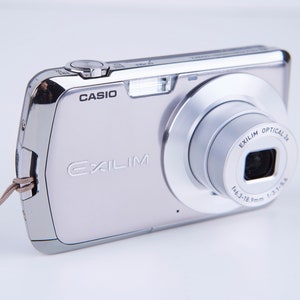 Casio Exilim EX-Z1 Compact Digital Camera. Vintage Digital Camera 