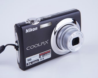 Nikon Coolpix S220 10MP 3 X Optical Zoom Digital Camera. Vintage Digital Camera. Working Digital Camera. Tested. Point and Shoot Camera.