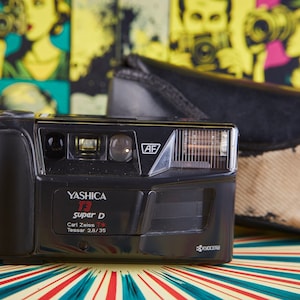 Filmkamera Yashica T3D. Kleinbildkamera Yashica. Kyocera T Umfang. Point and Shot Kamera. Funktionierende Filmkamera. Filmgeprüft.