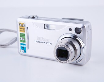 Nikon Coolpix 3700 ヴィンテージデジタルカメラ: 3MP、3倍光学ズーム