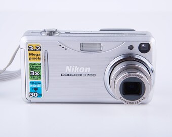 Nikon Coolpix 3700 ヴィンテージデジタルカメラ: 3MP、3倍光学ズーム