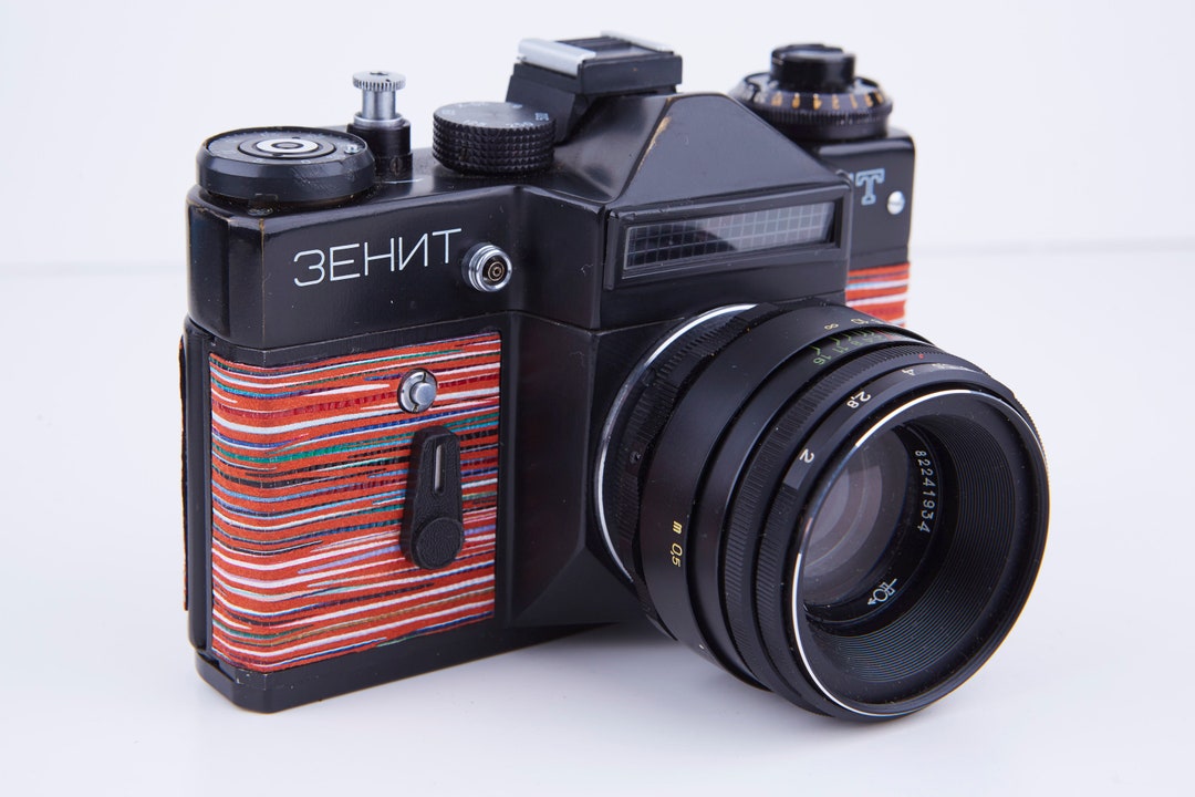 ZENIT 11・フィルムカメラ ＋ レンズhelios 58mm f2film Soviet Zenit 11 35mm SLR Film Camera with 58mm F2 Helios 44m