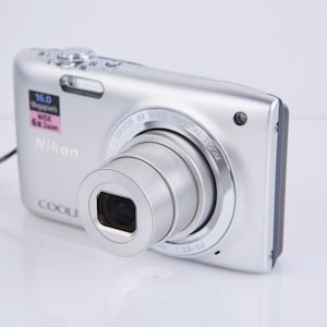 3476 Nikon COOLPIX S2700 シルバー 【デジカメ】 Nikon CoolPix S2700 Digital Camera 6X Wide Optical Zoom