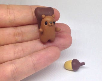 Miniaturowa figurka wiewiórki z żołędziem z gliny polimerowej: uroczy element wystroju w stylu kawaii