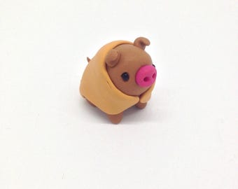 Miniaturowa figurka Kawaii Świnki w Kocyku z gliny polimerowej: Minimalistyczny brelok do kluczy i naszyjnik